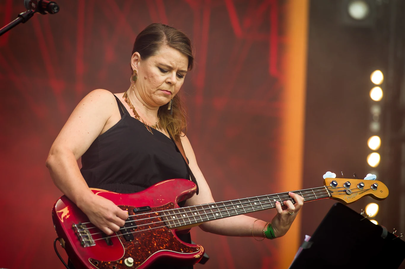 Czesław Śpiewa na scenie w Jarocinie