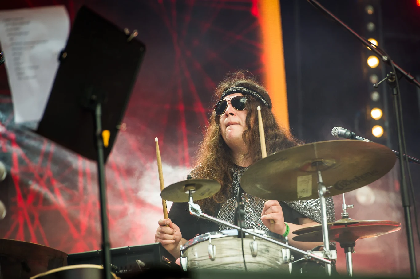 Czesław Śpiewa na scenie w Jarocinie