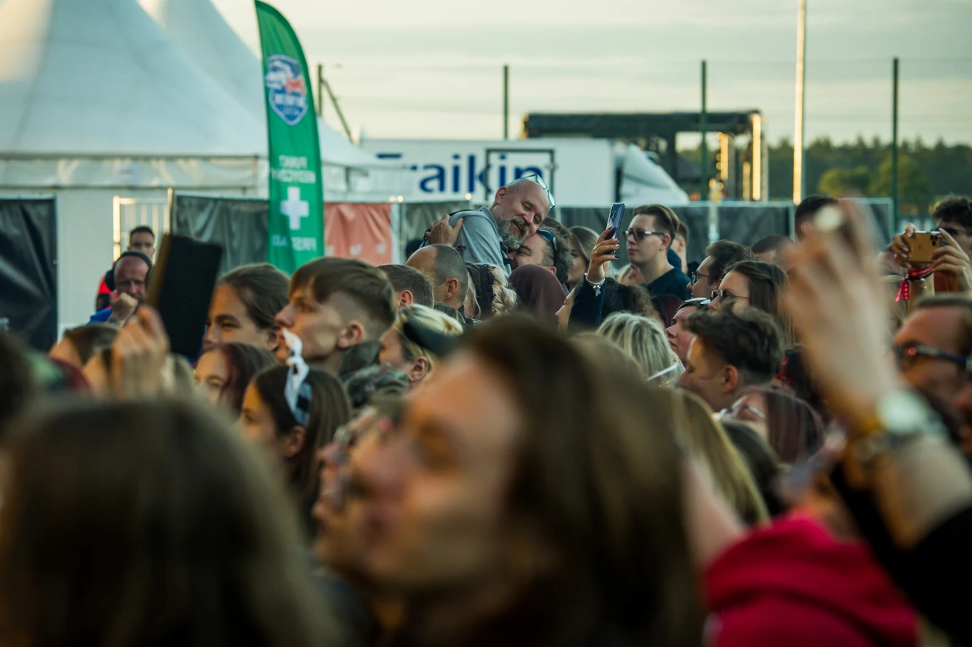 Artur Rojek na scenie w Jarocinie