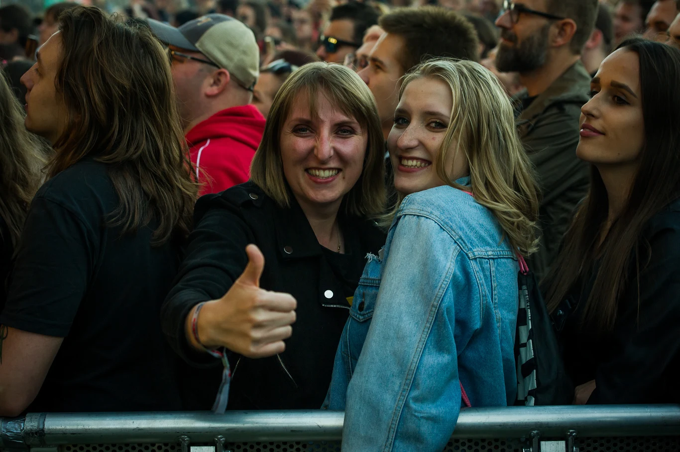 Artur Rojek na scenie w Jarocinie