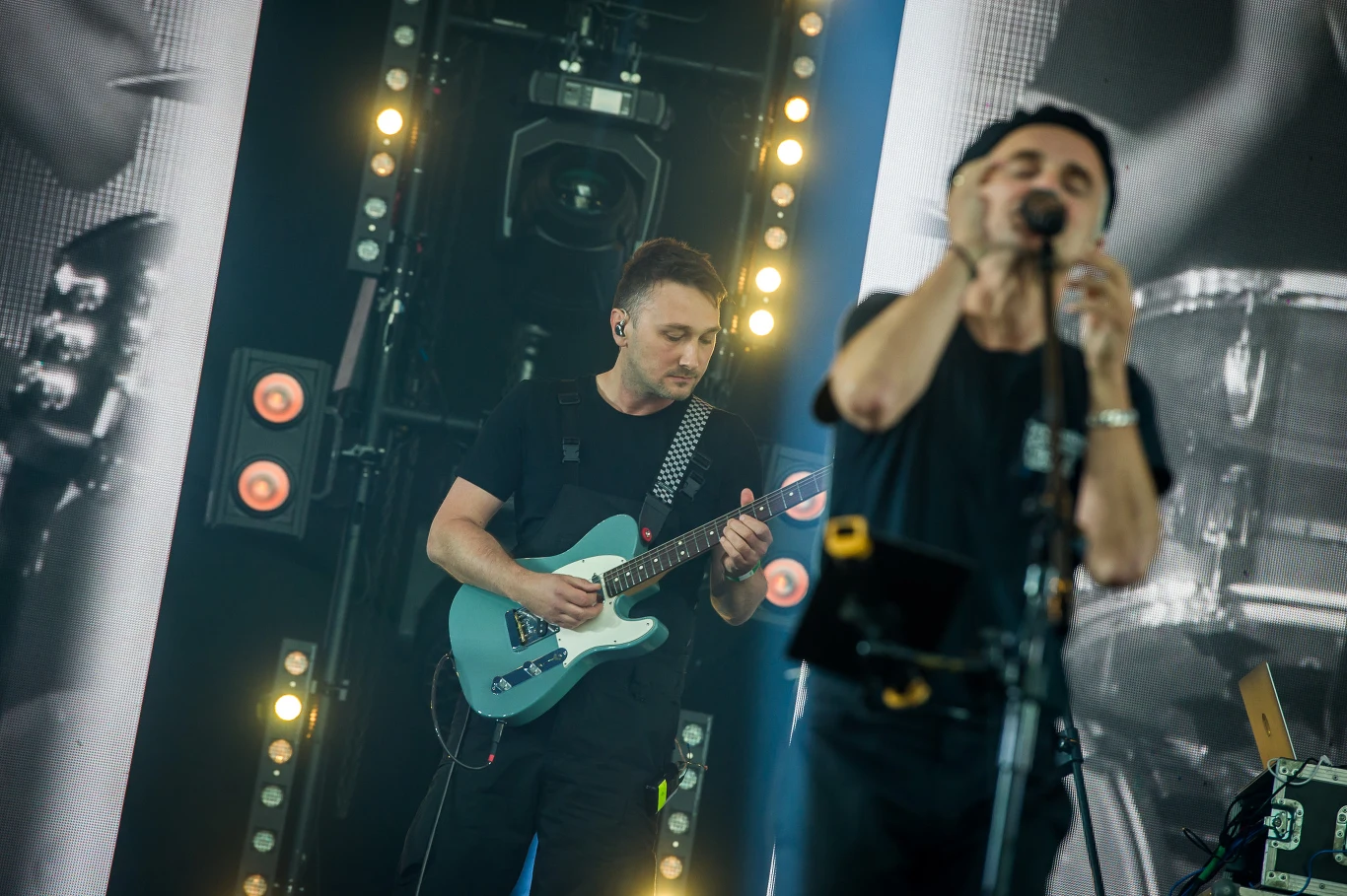 Artur Rojek na scenie w Jarocinie