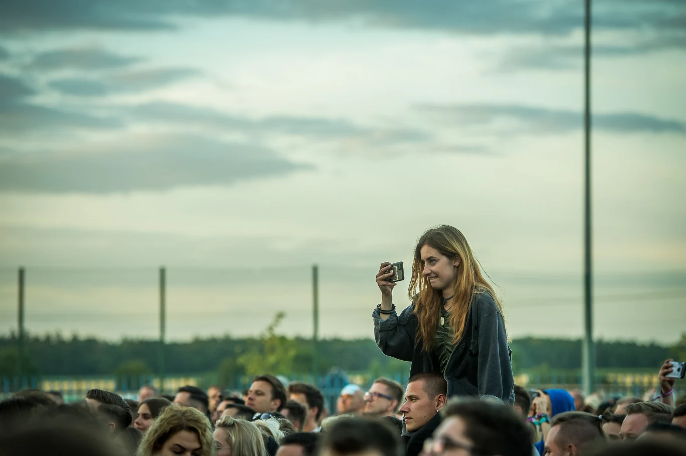 Artur Rojek na scenie w Jarocinie