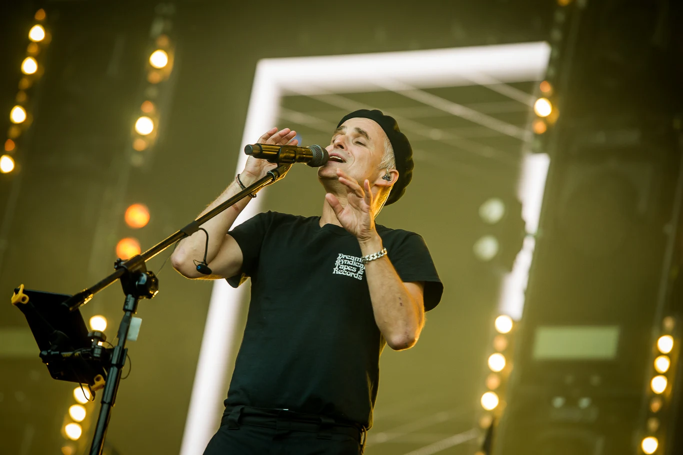 Artur Rojek na scenie w Jarocinie