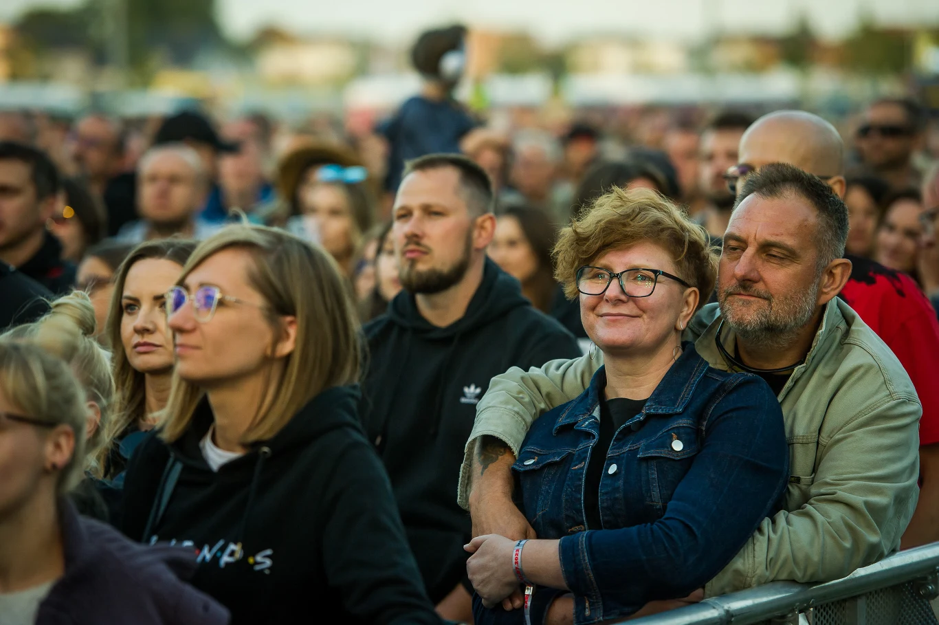 Artur Rojek na scenie w Jarocinie