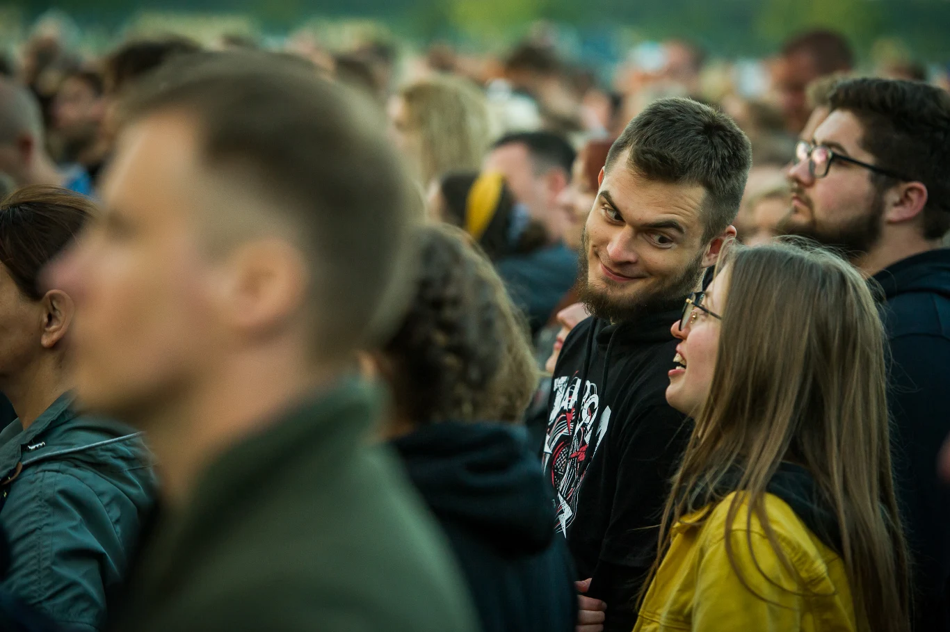 Artur Rojek na scenie w Jarocinie
