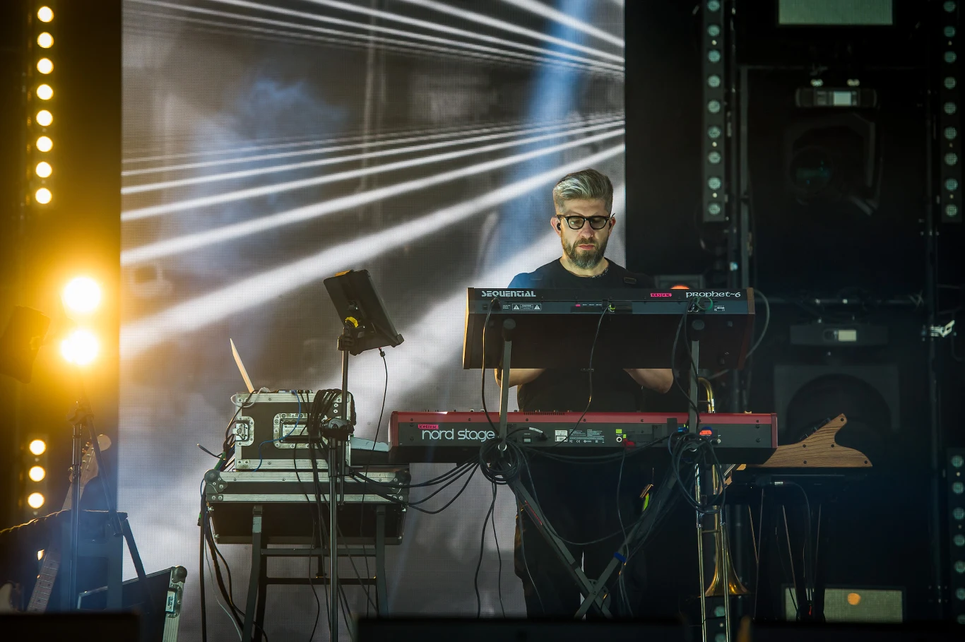 Artur Rojek na scenie w Jarocinie