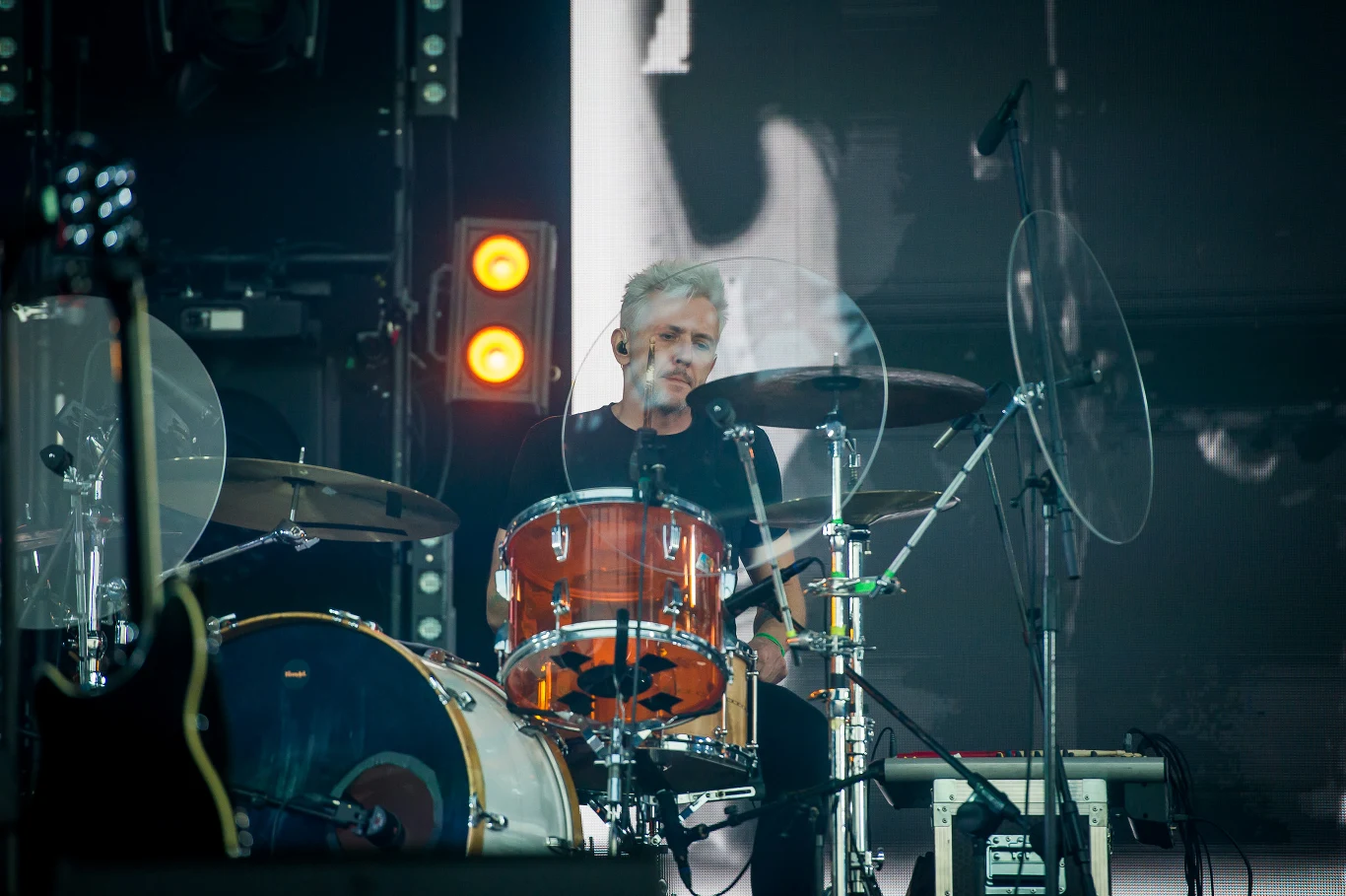 Artur Rojek na scenie w Jarocinie