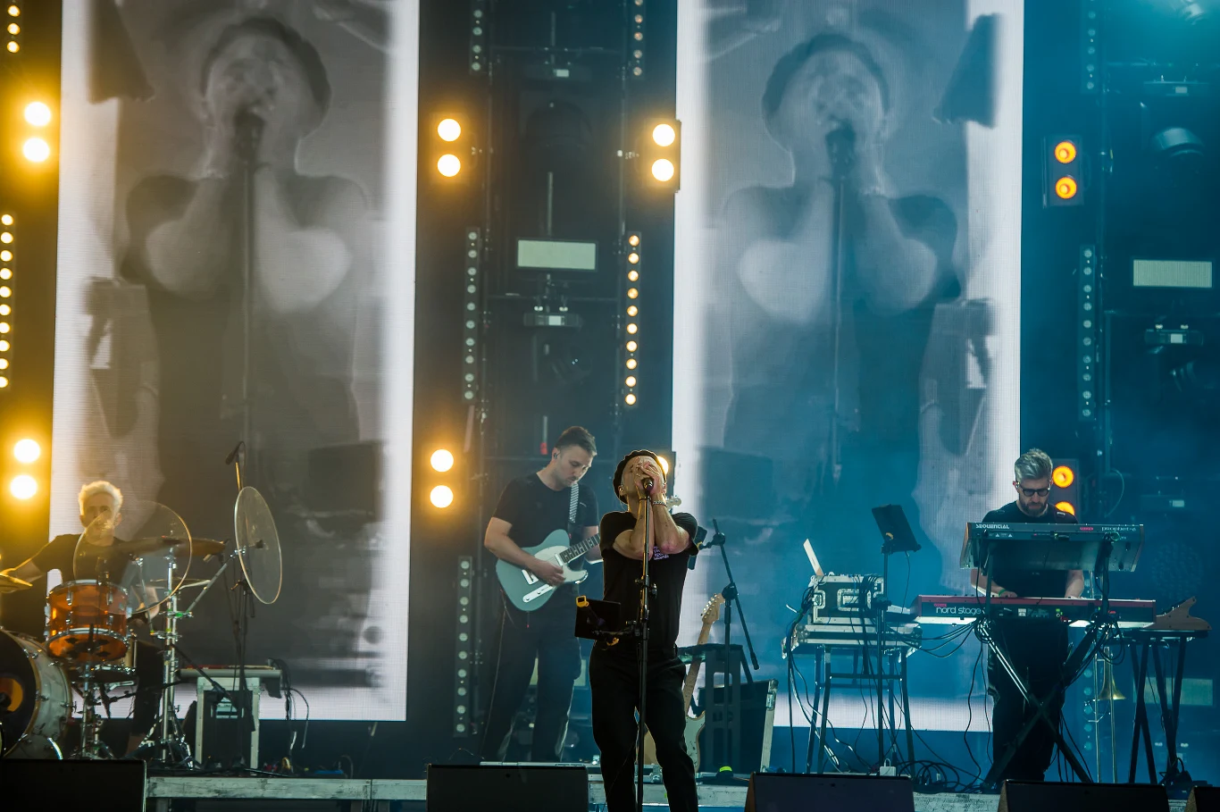 Artur Rojek na scenie w Jarocinie