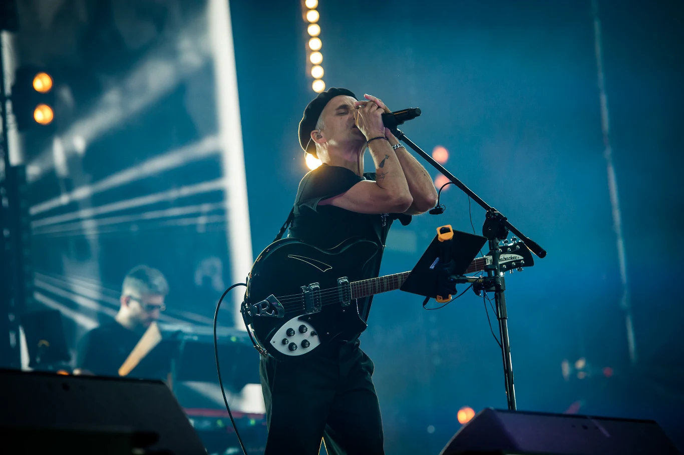 Artur Rojek na scenie w Jarocinie