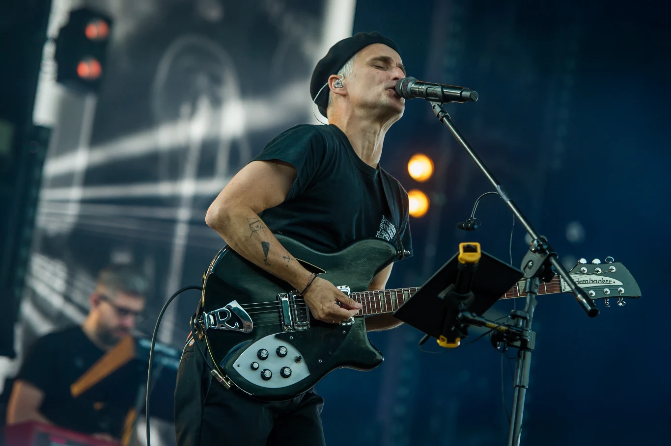 Artur Rojek na scenie w Jarocinie