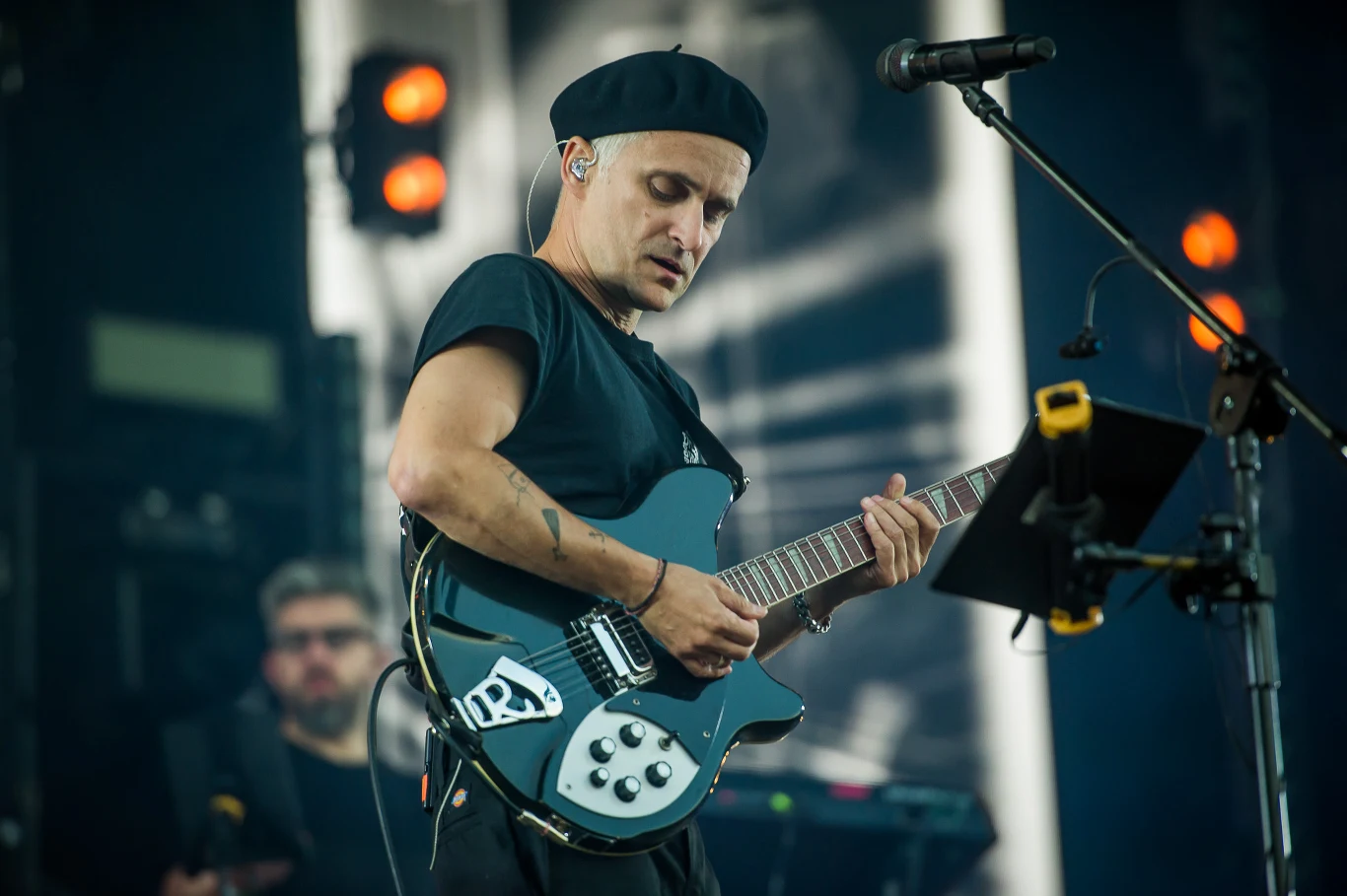 Artur Rojek na scenie w Jarocinie