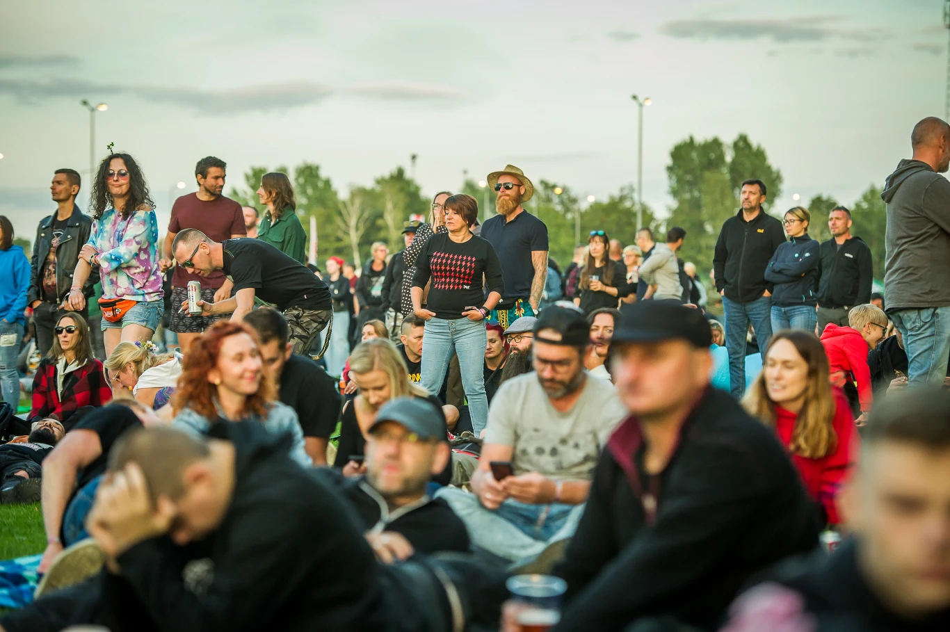 Artur Rojek na scenie w Jarocinie