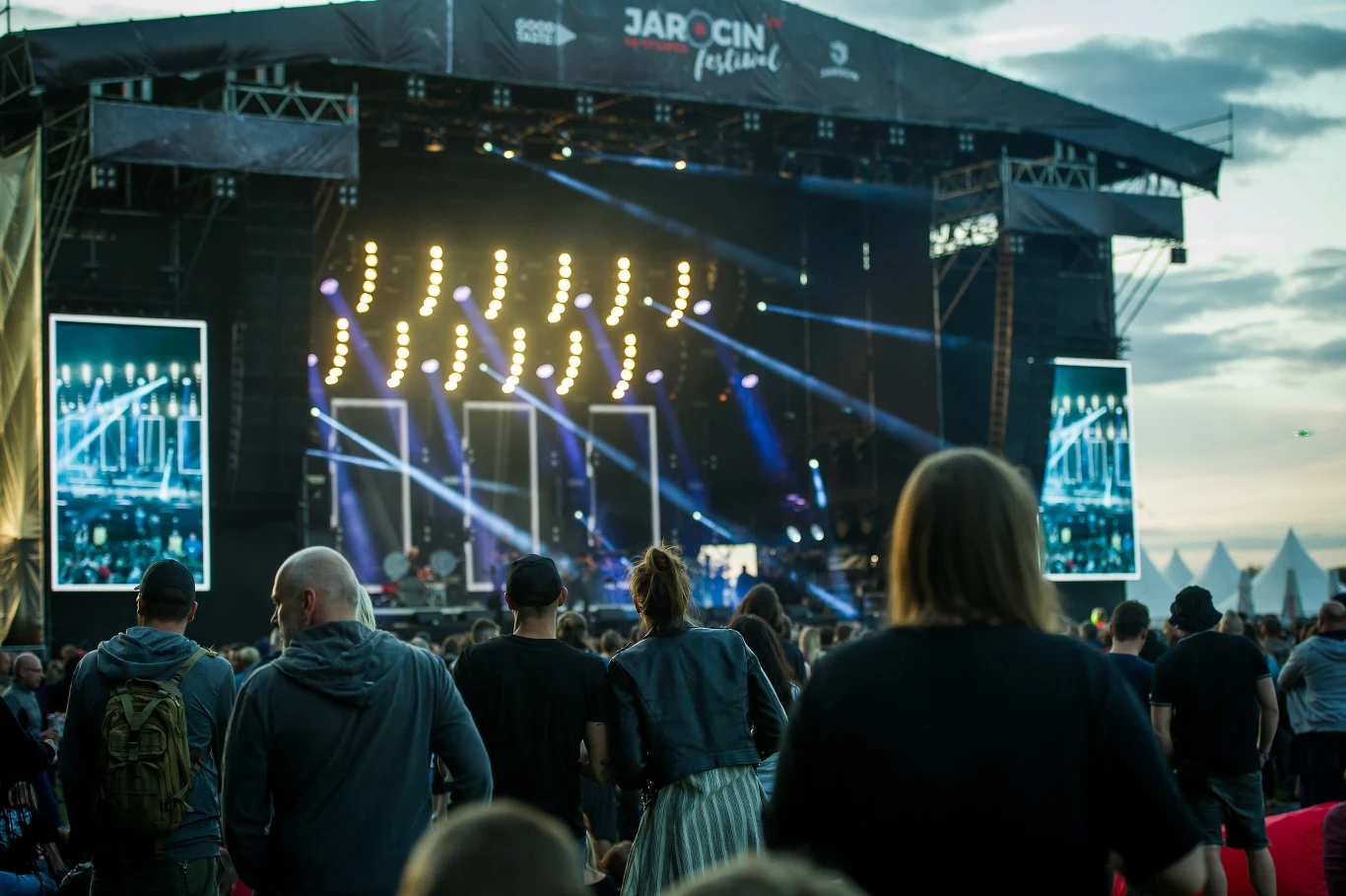 Artur Rojek na scenie w Jarocinie