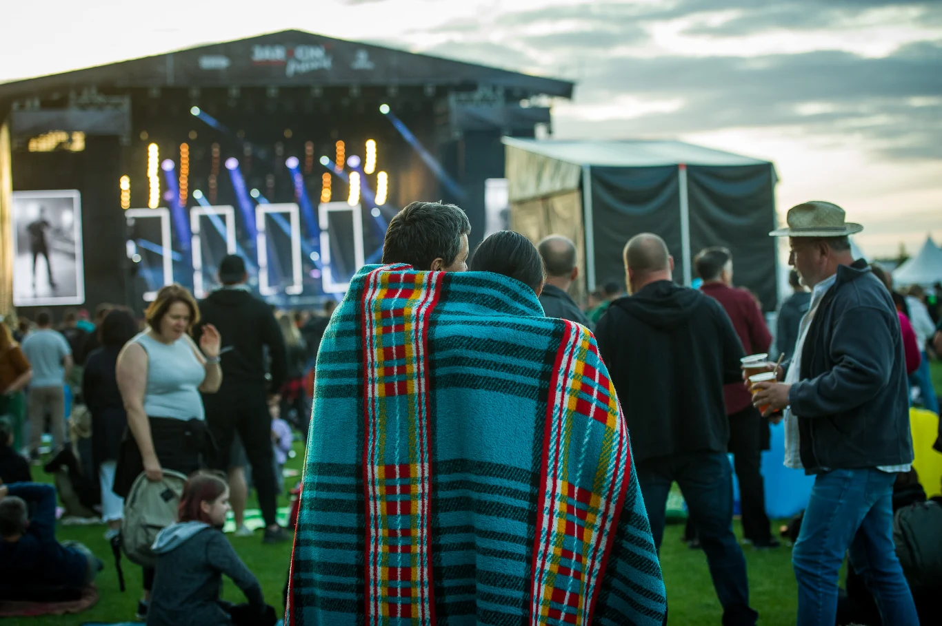 Artur Rojek na scenie w Jarocinie