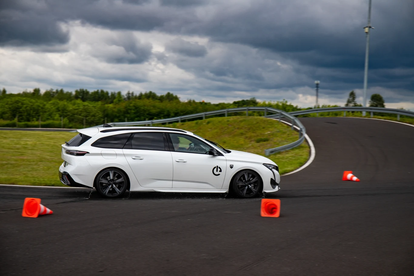 Prowadzenie hybrydowego Peugeota 308 stoi na wysokim poziomie.