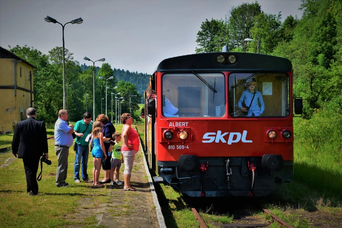 Pociąg SKPL na linii kolejowej nr 108 w Bieszczadach; zdj. z 2017 roku Pociąg SKPL na linii kolejowej nr 108 w Bieszczadach; zdj. z 2017 roku