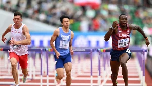 Damian Czykier (z lewej) zajął drugie miejsce w swoim biegu. Wygrał Amerykanin Grant Holloway (z prawej)