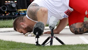 Paweł Fajdek wycałował... mistrzowskie koło