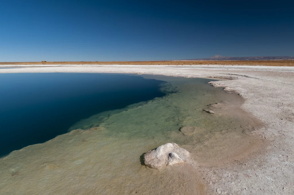 Złoża minerałów na obrzeżach malowniczej laguny w Chile