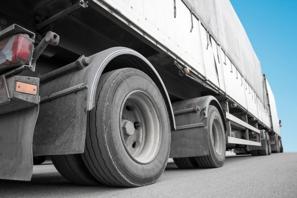 100 kg marihuany zostało ukryte w specjalnej skrytce umiejscowionej pomiędzy podłogą przestrzeni ładunkowej a podwoziem pojazdu