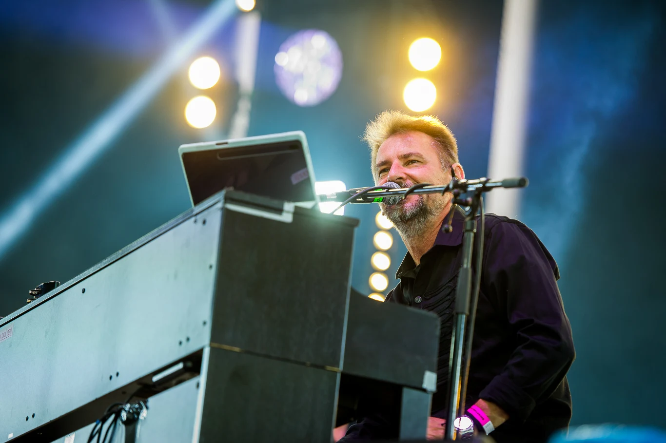 Sztywny Pal Azji na scenie w Jarocinie