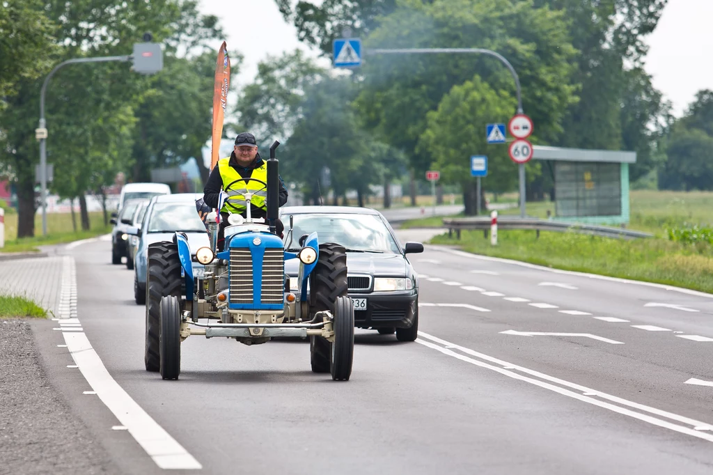 Ciągnik rolniczy jeździ powoli. Czy można go wyprzedzić na ciągłej linii?