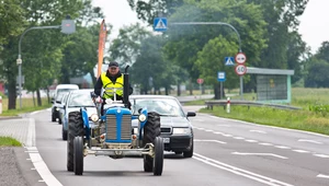 Ciągnik rolniczy jeździ powoli. Czy można go wyprzedzić na ciągłej linii?