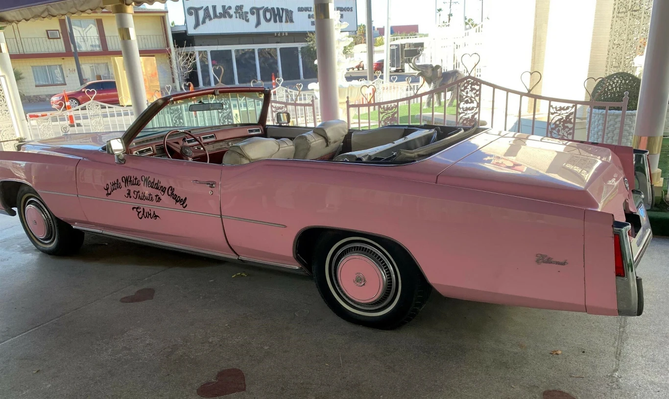 Jennifer Lopez i Ben Affleck do ślubu pojechali różowym kabrioletem Jennifer Lopez i Ben Affleck do ślubu pojechali różowym kabrioletem