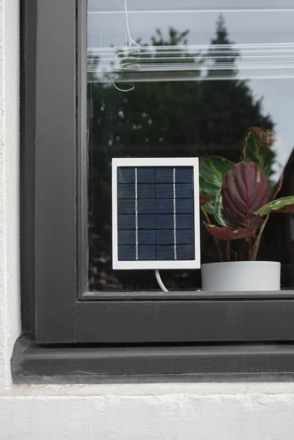 Panel można umieścić łatwo na oknie