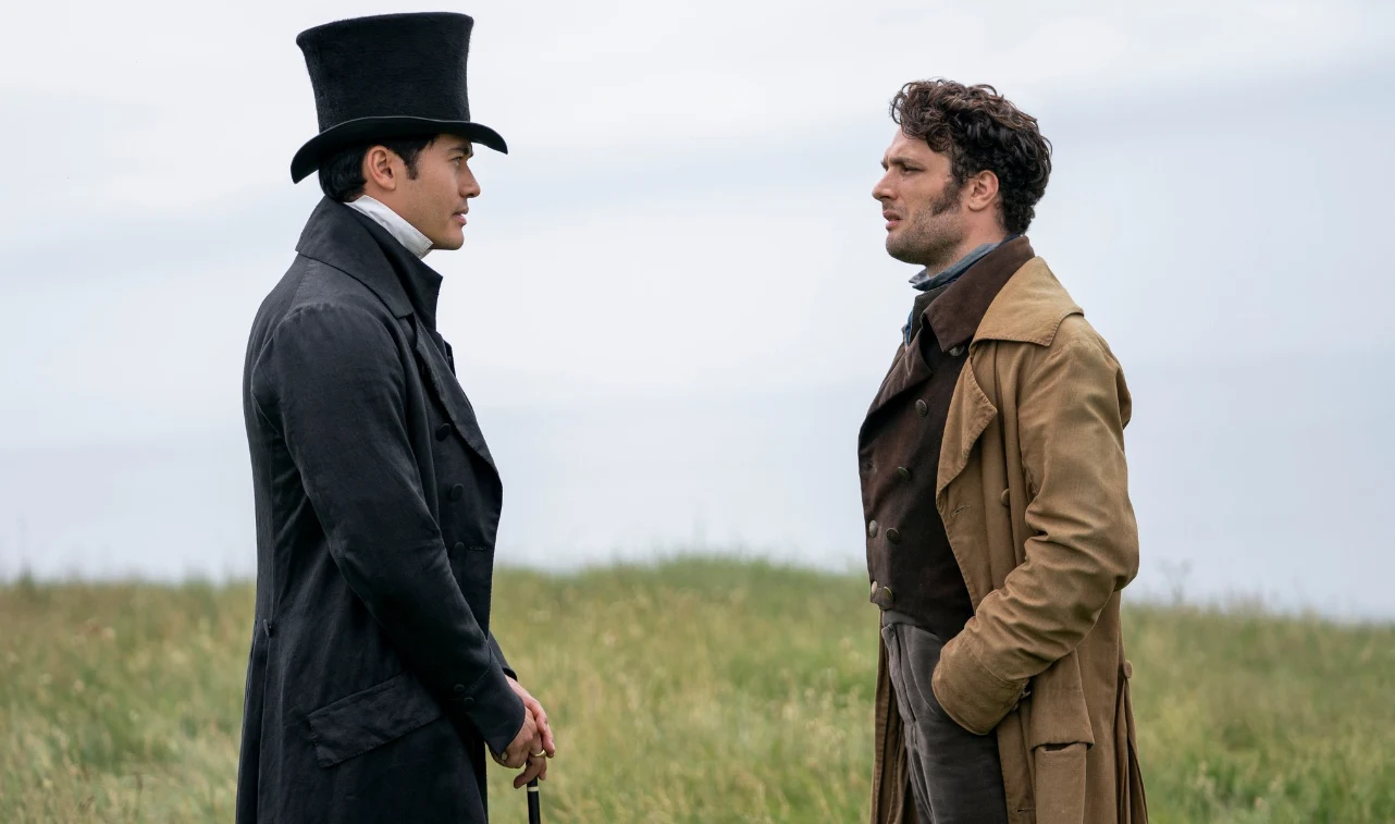 Cosmo Jarvis i Henry Golding w filmie "Perswazje"