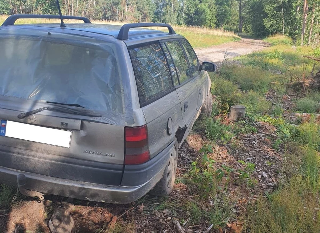 Samochód zawisł na pniu drzewa, wcześniej nastoletniemu kierowcy udało się m.in. wyrwać układ wydechowy