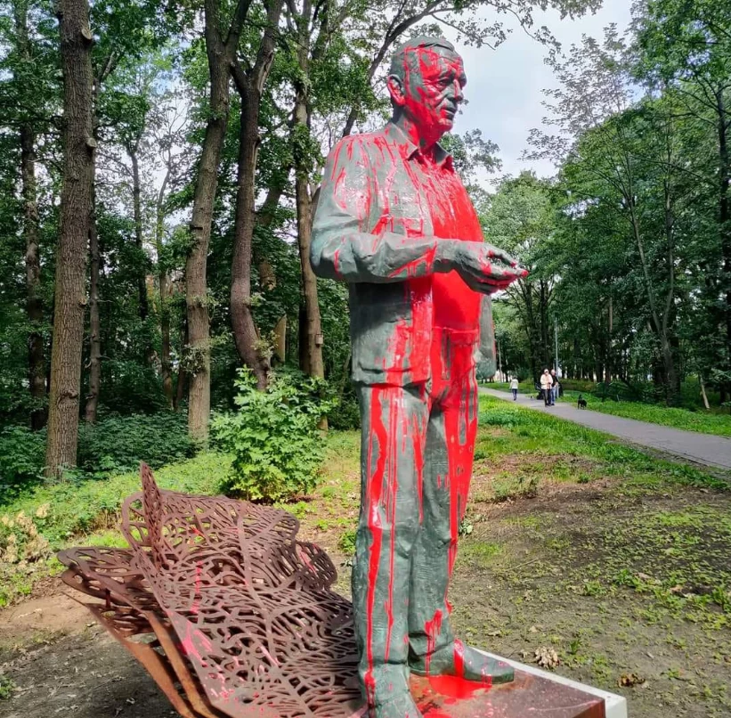 Pomnik oblano czerwoną farbą kilka tygodniu po odsłonięciu