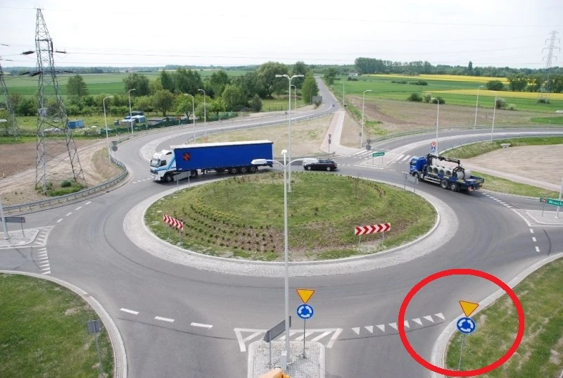 Pierwszeństwo na rondzie, przed którym nie stoi znak "ustąp pierwszeństwa", jest regulowane konkretnymi przepisami drogowymi Pierwszeństwo na rondzie, przed którym nie stoi znak "ustąp pierwszeństwa", jest regulowane konkretnymi przepisami drogowymi