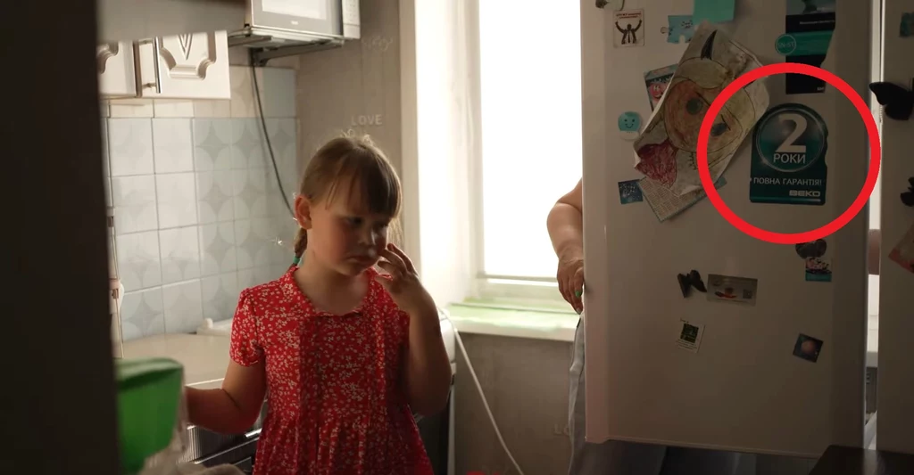 Kadr z filmu rosyjskiej wideoblogerki, ukazujący lodówkę z Ukrainy Kadr z filmu rosyjskiej wideoblogerki, ukazujący lodówkę z Ukrainy