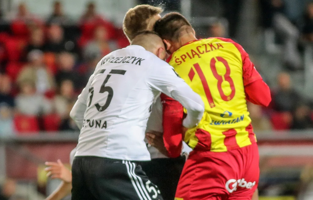 Moment ataku Bartosza Śpiączki. Artur Jędrzejczyk wyszedł z tego bez szwanku, Maik Nawrocki miał o wiele mniej szczęścia Moment ataku Bartosza Śpiączki. Artur Jędrzejczyk wyszedł z tego bez szwanku, Maik Nawrocki miał o wiele mniej szczęścia