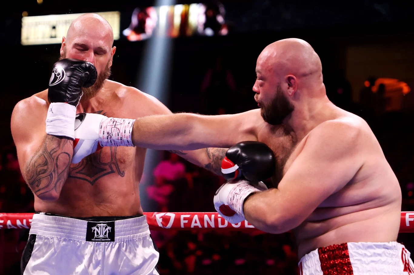 Adam Kownacki w walce z Robertem Heleniusem Adam Kownacki w walce z Robertem Heleniusem