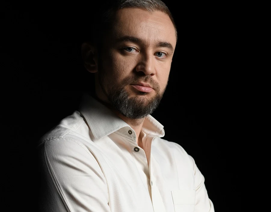 Przemysław Piotrowski jest autorem bestsellerowej serii książek o komisarzu Igorze Brudnym Przemysław Piotrowski jest autorem bestsellerowej serii książek o komisarzu Igorze Brudnym