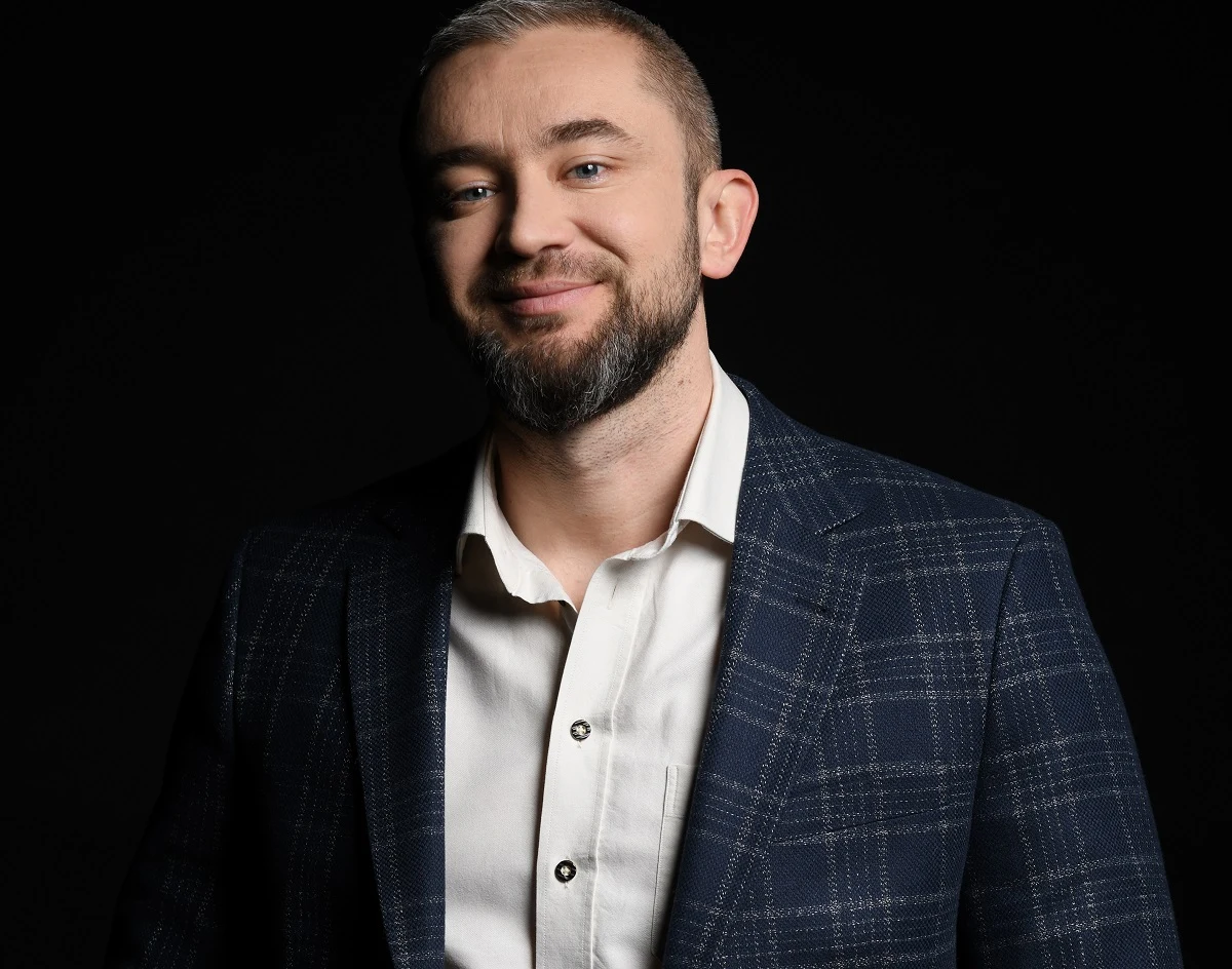 Bohater książki "Bagno" staje przed wieloma dylematami. "To twardy, szorstki glina, trochę ponury gość chadzający własnymi ścieżkami" - mówi Piotrowski Bohater książki "Bagno" staje przed wieloma dylematami. "To twardy, szorstki glina, trochę ponury gość chadzający własnymi ścieżkami" - mówi Piotrowski