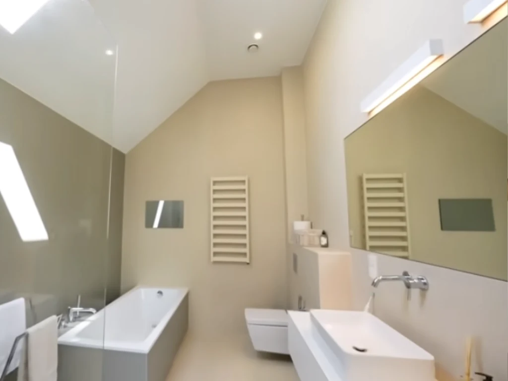 W łazience zakochani postawili na kolory nude YT @ WERSOW