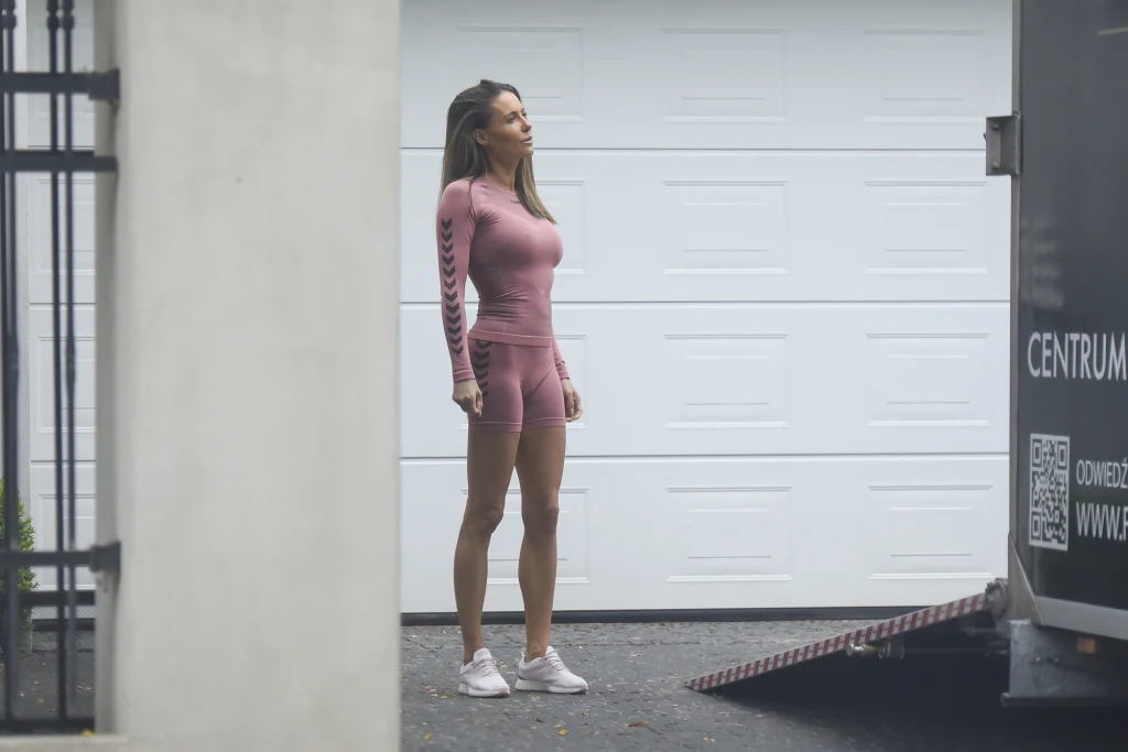 Malgorzata Rozenek-Majdan pod pałacem Amaro