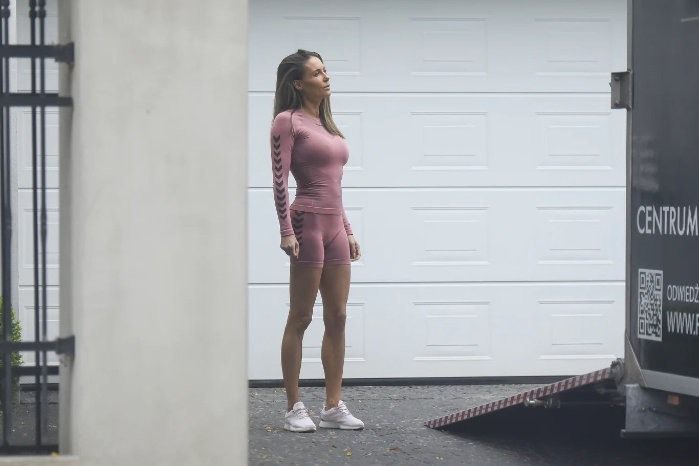 Malgorzata Rozenek-Majdan pod pałacem Amaro Malgorzata Rozenek-Majdan pod pałacem Amaro