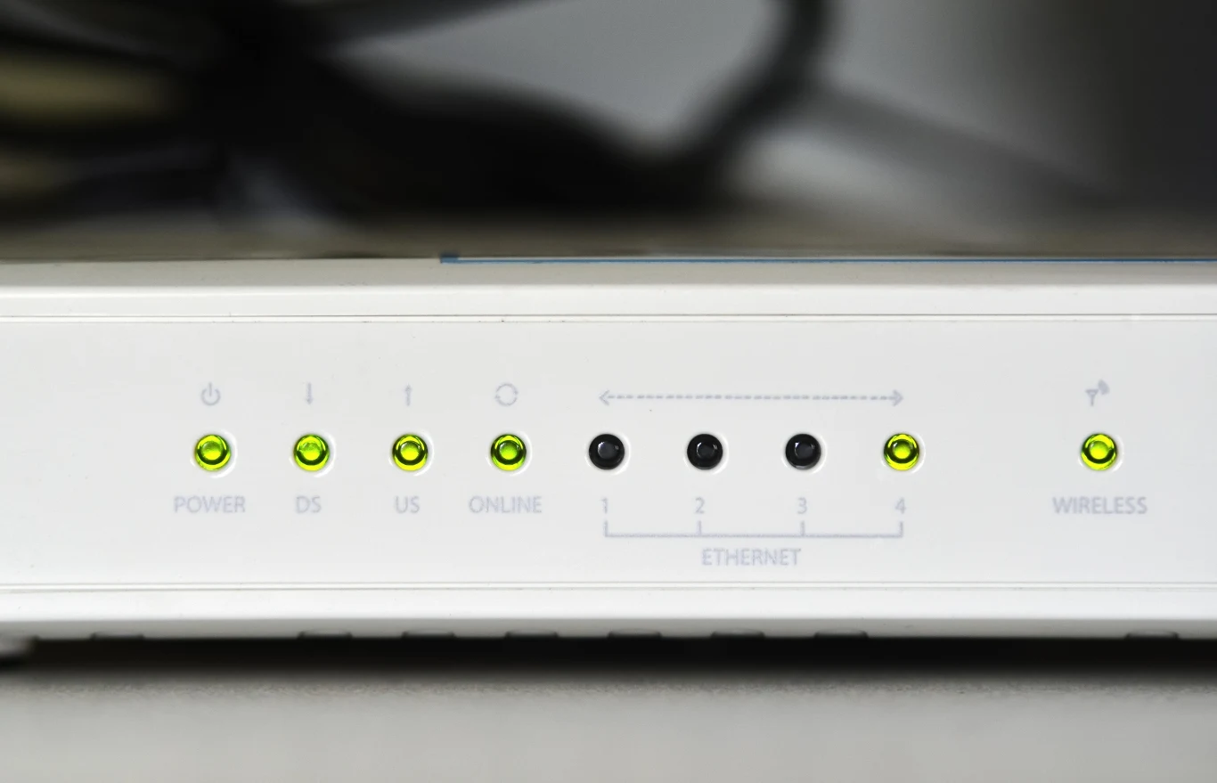 Dlaczego diody na routerze Wi-Fi mrugają? Dzięki ich barwie lub systematyczności migania możemy dowiedzieć się o ewentualnych usterkach Dlaczego diody na routerze Wi-Fi mrugają? Dzięki ich barwie lub systematyczności migania możemy dowiedzieć się o ewentualnych usterkach