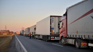Kolejka tirów przed przejściem granicznym w Kukurykach; zdjęcie z marca