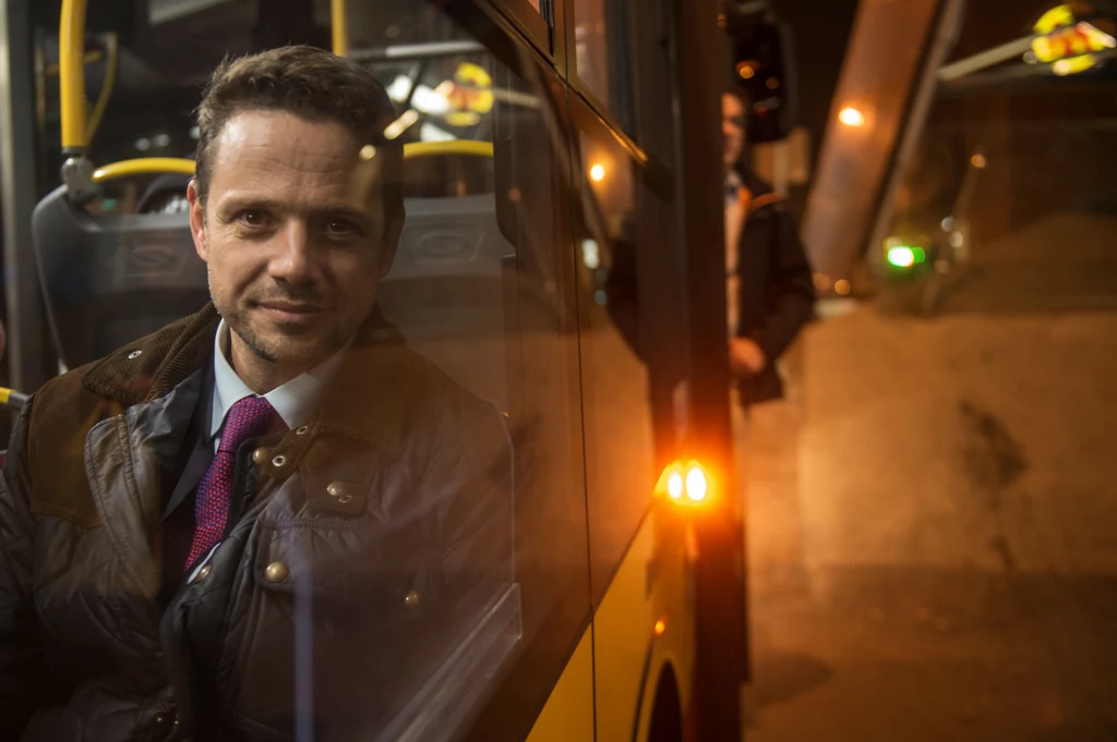 Rafał Trzaskowski w stołecznym autobusie; zdjęcie z 2018 roku Rafał Trzaskowski w stołecznym autobusie; zdjęcie z 2018 roku