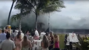 Fala wdarła się do ogrodu nad brzegiem oceanu, w którym bawili się weselnicy