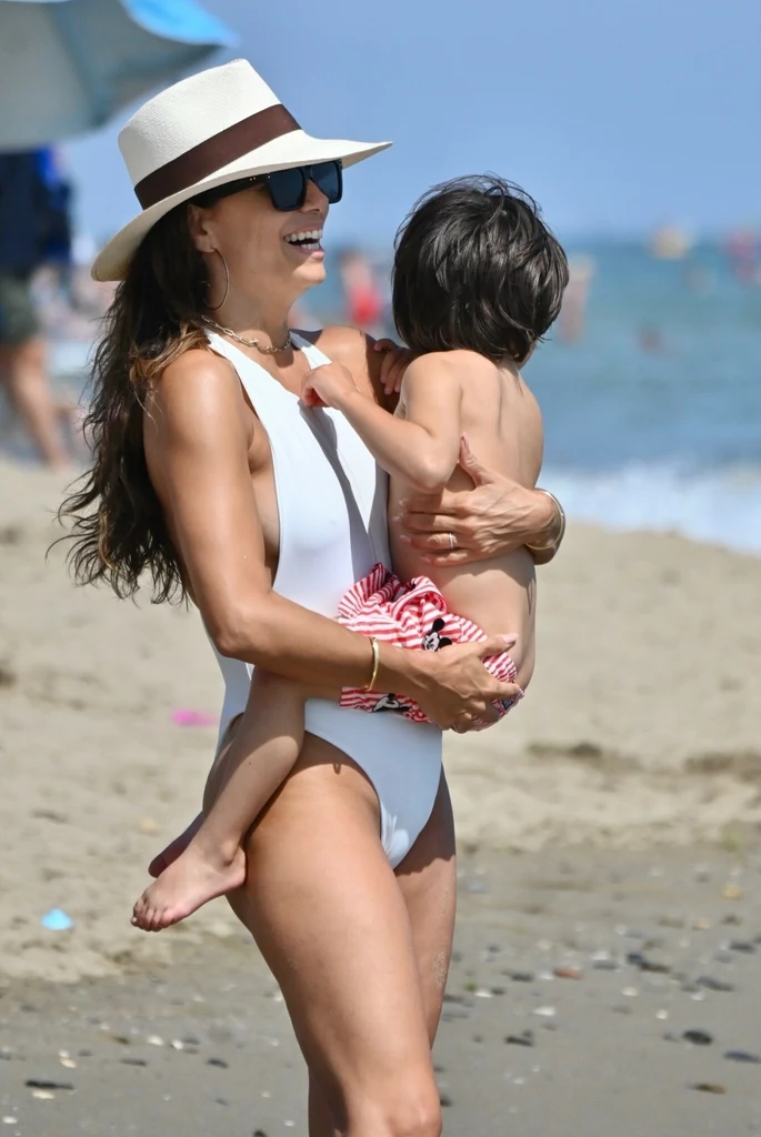 Eva Longoria szaleje z synkiem na plaży