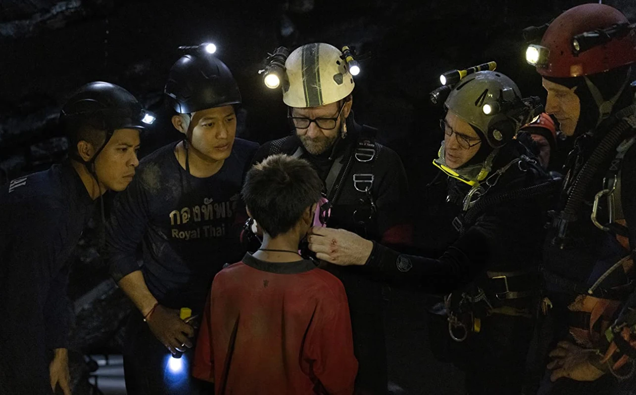 Kadr z filmu Rona Howarda "Thirteen Lives" (2022)