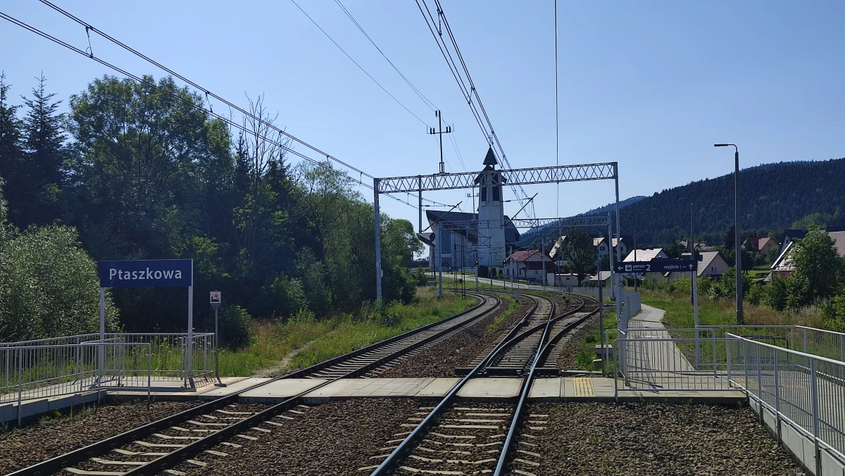 Ptaszkowa to wieś w Polsce, położona w województwie małopolskim, w powiecie nowosądeckim, w gminie Grybów Ptaszkowa to wieś w Polsce, położona w województwie małopolskim, w powiecie nowosądeckim, w gminie Grybów