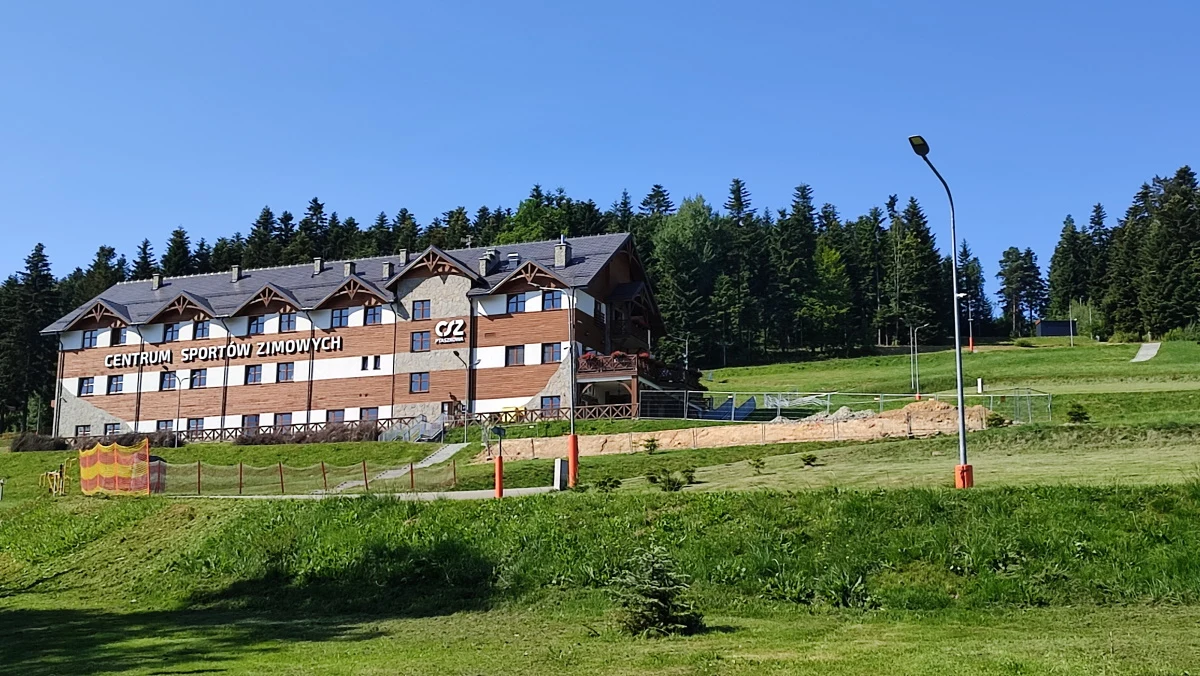 Park linowy znajduje się tuż przy Centrum Sportów Zimowych w Ptaszkowej Park linowy znajduje się tuż przy Centrum Sportów Zimowych w Ptaszkowej
