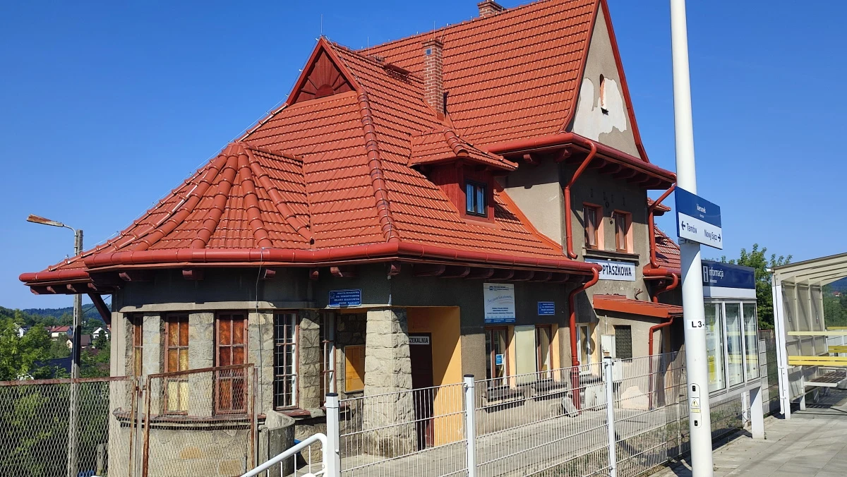 Budynek dworca kolejowego w Ptaszkowej Budynek dworca kolejowego w Ptaszkowej